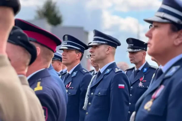 Odsłonięcie tablicy ku czci policjantów – ofiar Zbrodni Katyńskiej w Nowym Tomyślu