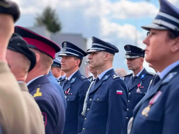 Odsłonięcie tablicy ku czci policjantów – ofiar Zbrodni Katyńskiej w Nowym Tomyślu
