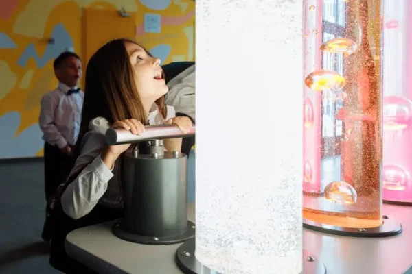 Uczniowie z Chmielinka odkrywali świat podczas edukacyjnych wycieczek