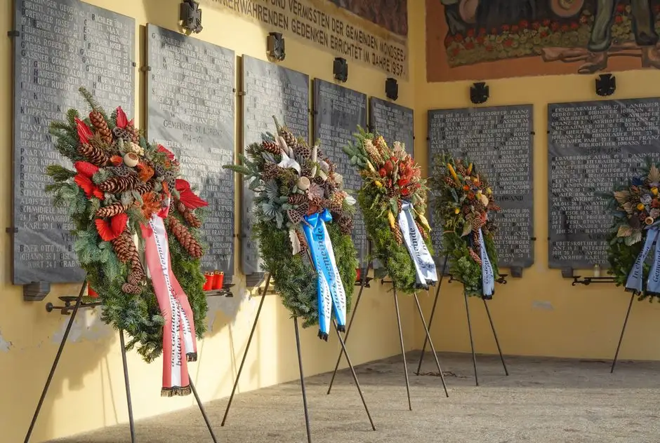 Święto Policji w Nowym Tomyślu z odsłonięciem tablicy katyńskiej i awansami