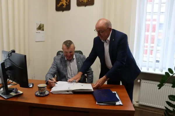 Sołtys Pakosławia przez jeden dzień w fotelu burmistrza Lwówka