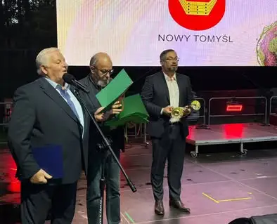 Laureaci konkursów na Najdłuższą Ramkę i Największą Szyszkę Chmielową wyłonieni podczas Jarmarku w Nowym Tomyślu