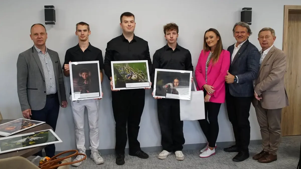 Młodzi fotografowie z Wolsztyna odwiedzili Urząd Gminy Siedlec. Ich prace będzie można oglądać do końca września