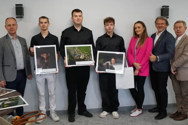 Młodzi fotografowie z Wolsztyna odwiedzili Urząd Gminy Siedlec. Ich prace będzie można oglądać do końca września