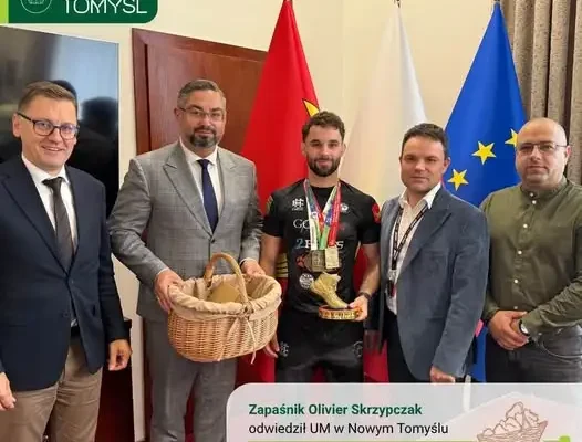 Nowotomyski zapaśnik Olivier Skrzypczak z wizytą u burmistrza Marcina Brambora