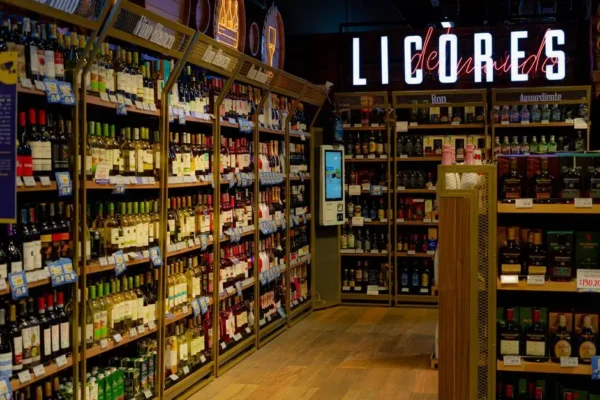 Kradł alkohol na oczach ekspedientek. 36-latek z 4 zarzutami za kradzież zuchwałą