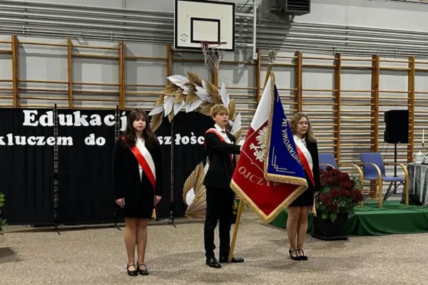 Dzień Edukacji Narodowej w gminie Lwówek: pasowanie pierwszaków i podziękowania dla nauczycieli