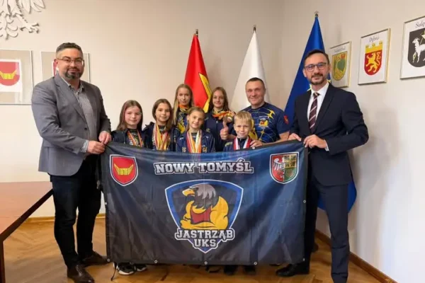 Sześciu zawodników UKS Jastrząb, sześć medali. Burmistrz Nowego Tomyśla pogratulował mistrzom