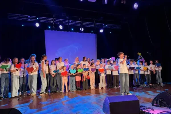 Nowy Tomyśl: Koncert charytatywny „Cała Dwójka gra dla Marysi” wsparł chorą uczennicę