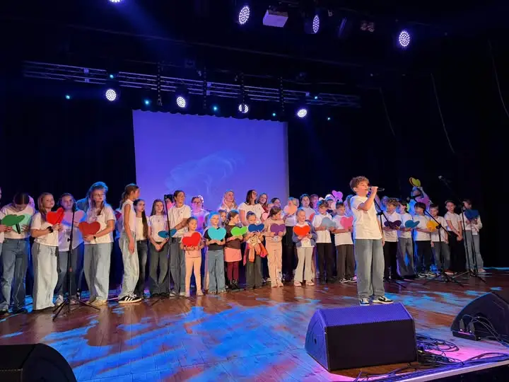 Nowy Tomyśl: Koncert charytatywny „Cała Dwójka gra dla Marysi” wsparł chorą uczennicę