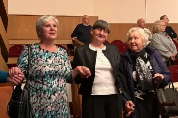 Nowy Tomyśl: Seniorzy świętowali w NOK. Były życzenia, kwiaty i wspólne śpiewanie