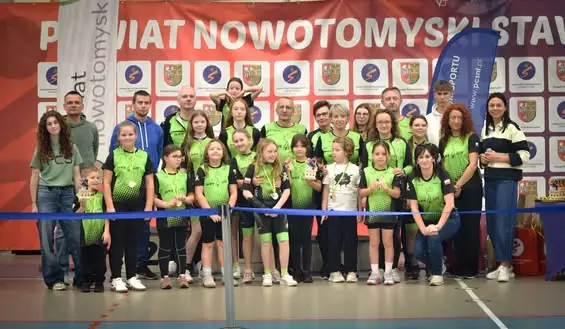 II Halowe Mistrzostwa Powiatu Nowotomyskiego w jeździe na rolkach – 50 młodych zawodników na starcie