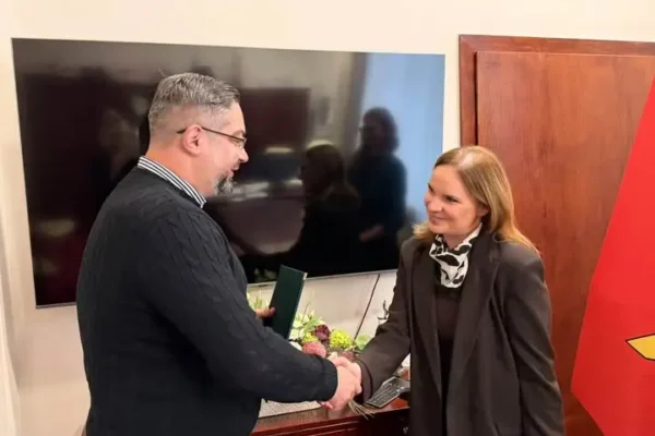 Burmistrz Nowego Tomyśla wręczył nagrodę dyrektorce przedszkola w Glinnie