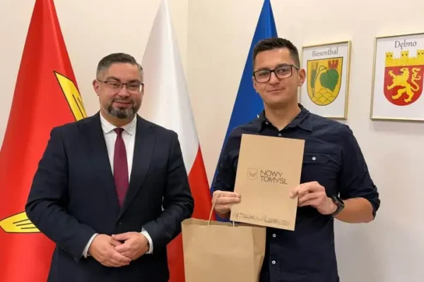 Nowy Tomyśl: wręczono nagrody laureatom konkursu „Zabierz flagę na wakacje”