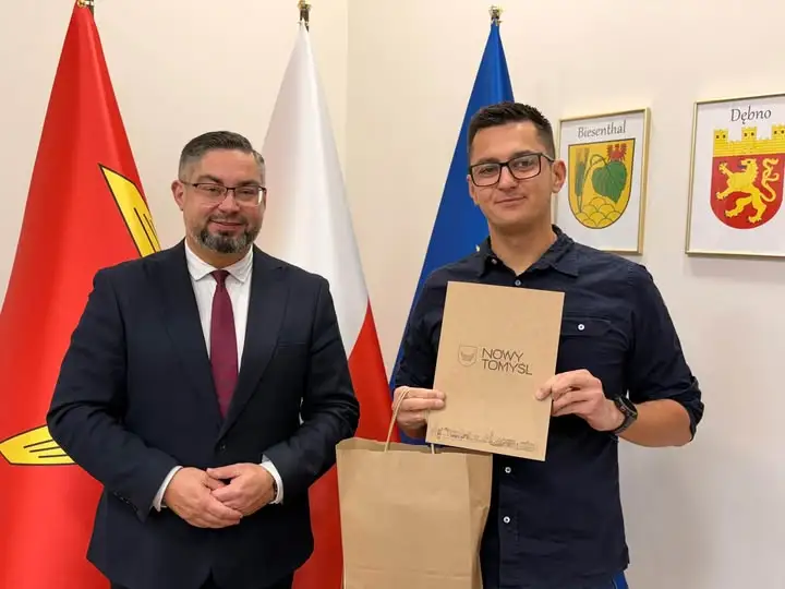 Nowy Tomyśl: wręczono nagrody laureatom konkursu „Zabierz flagę na wakacje”