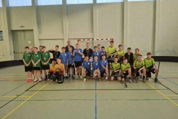 Unihokejowe zmagania najmłodszych w Nowym Tomyślu – znamy mistrzów powiatu
