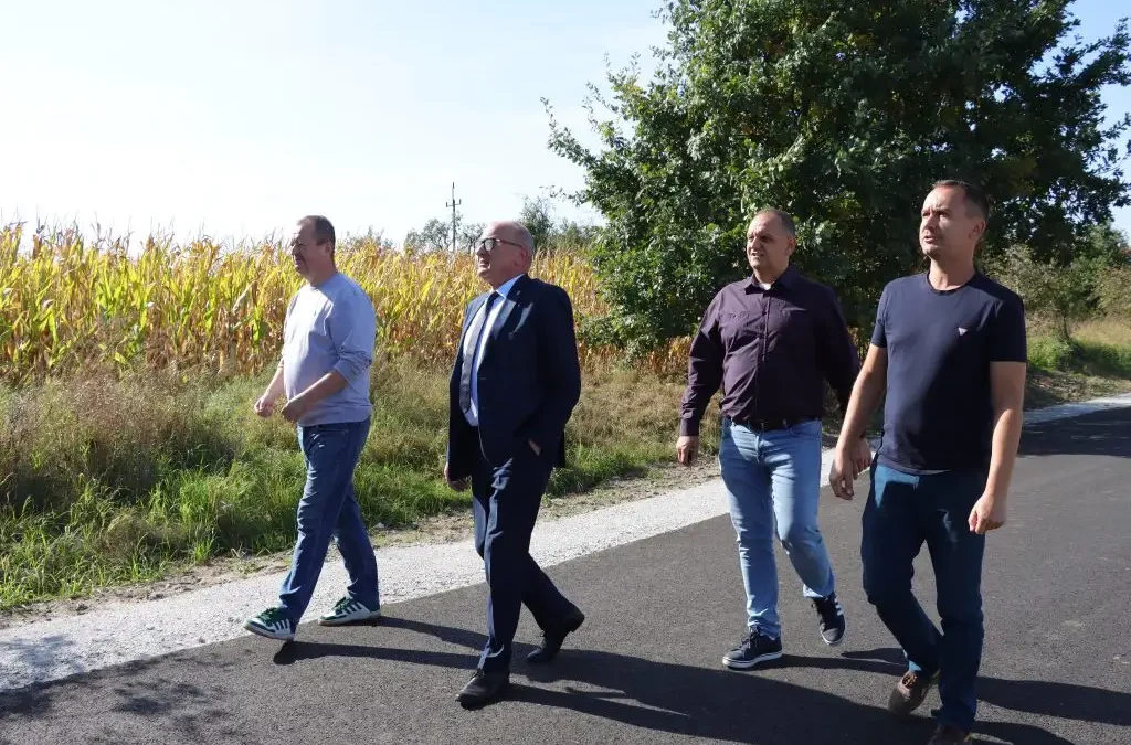 Pakosław: nowy odcinek drogi gminnej odebrany po zakończeniu budowy