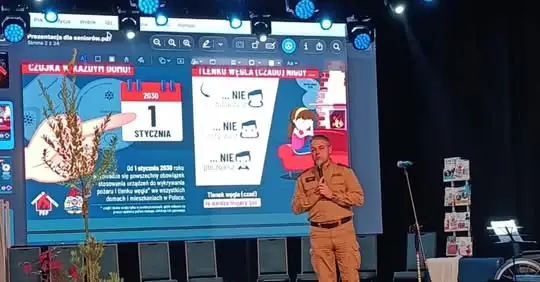 Strażacy z Nowego Tomyśla uczyli seniorów bezpieczeństwa w sezonie grzewczym