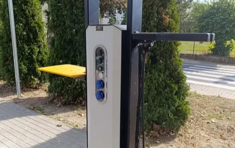 Gmina Miedzichowo apeluje: szanujmy wspólne mienie. Zniszczona stacja naprawy rowerów w Bolewicach